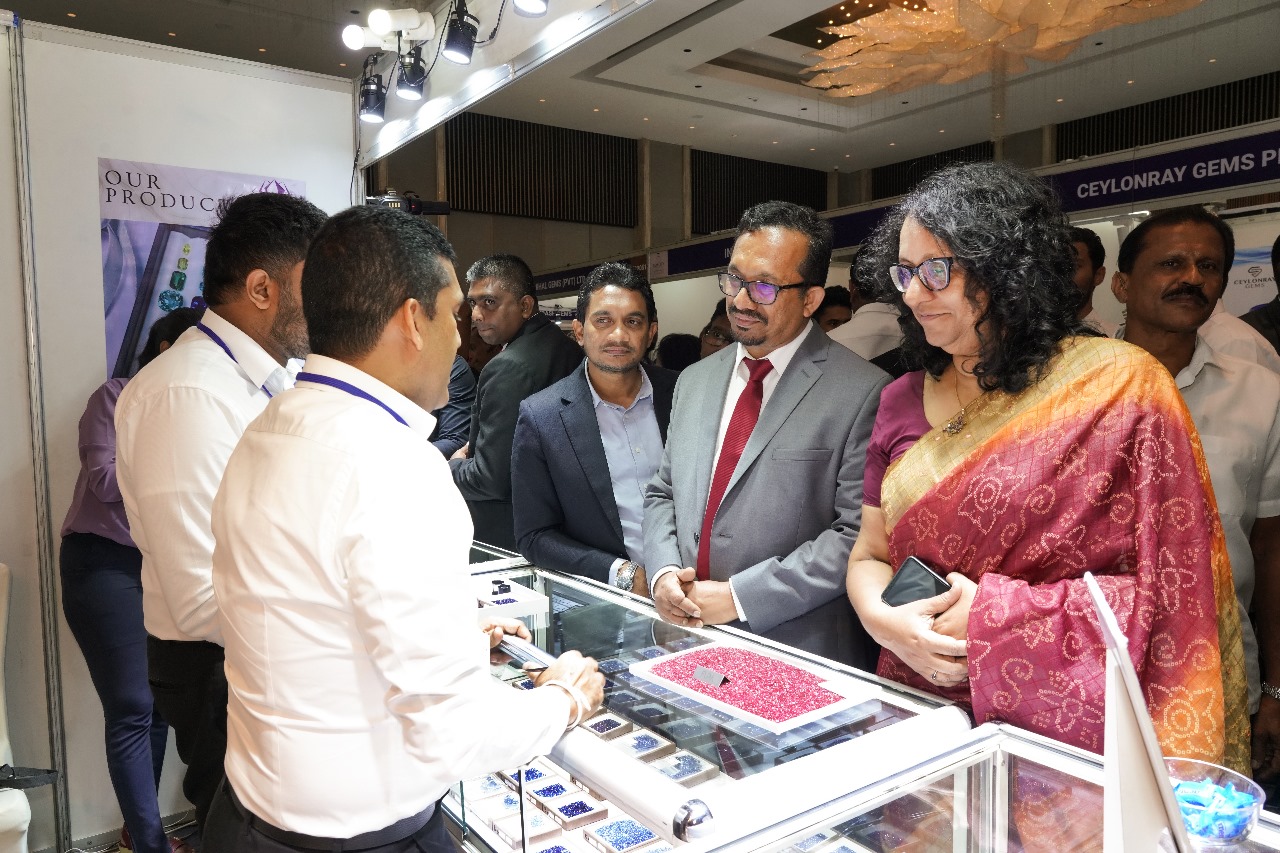 ජාත්‍යන්තර මැණික් හා ස්වර්ණාභරණ වෙළඳපොළ ජය ගනිමින් අපනයන අවස්ථා වර්ධනය කරන්න අවශ්‍ය ස්ථාවර ප්‍රතිපත්ති සකස් කරනවා - අගමැතිනී 