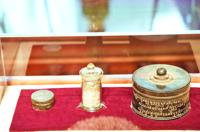 සර්වඥ ධාතු වන්දනාවට අද රාත්‍රී 10ට පෙර පෝලිමට එන්න