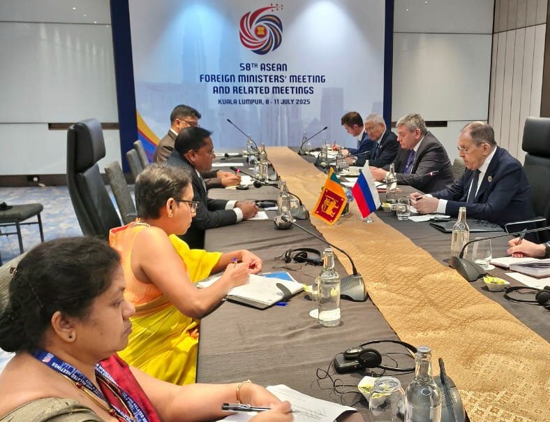 මැලේසියාවේ දී රුසියානු විදේශ ඇමැති හා මෙරට විදේශ රැකියා සහ සංචාරක ඇමැති අතර හමුවක් 