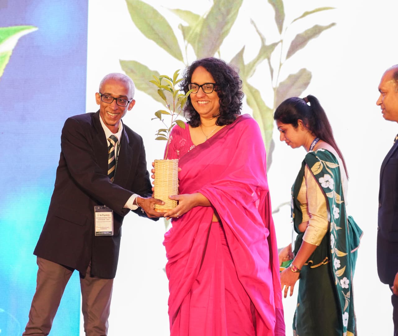  නව තේ ප්‍රභේදයක් වන TRI 5000 අග්‍රාමාත්‍යවරිය වෙත පිළිගන්වයි 