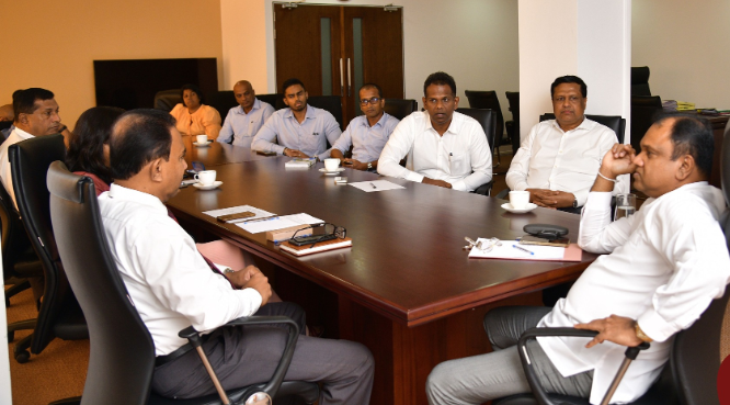 පොල්තෙල් මිල ඉහළ යාම පිළිබඳව වෙළෙඳ අමාත්‍යවරයා සාකච්ඡාවක