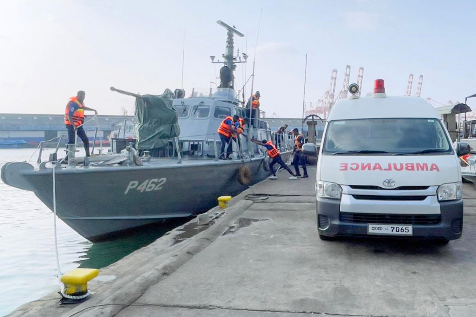 ජපාන ස්වයං ආරක්‍ෂක සමුද්‍රීය බලකායට අයත් යුද නෞකාවක කාර්යය මණ්ඩල සාමාජිකයෙකු ප්‍රතිකාර සඳහා ගොඩබිමට රැගෙන එයි