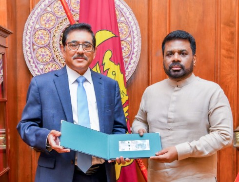 ශ්‍රී ලංකා මහ බැංකුවේ 75 වන සංවත්සරය නිමිත්තෙන් නිකුත් කළ රුපියල් 2000 නව සමරු නෝට්ටුව ජනපතිට පිළිගැන්වේ