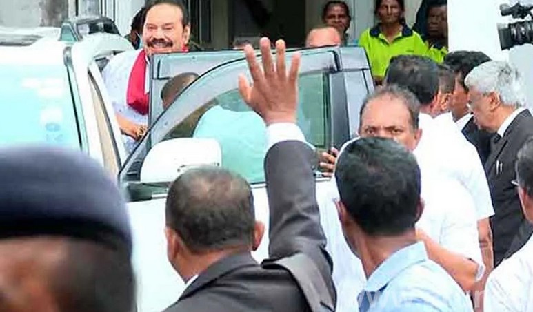 අල්ලස් කොමිසමට පැමිණි හිටපු ජනපති මහින්ද රාජපක්ෂ ඉන් පිටව යයි 