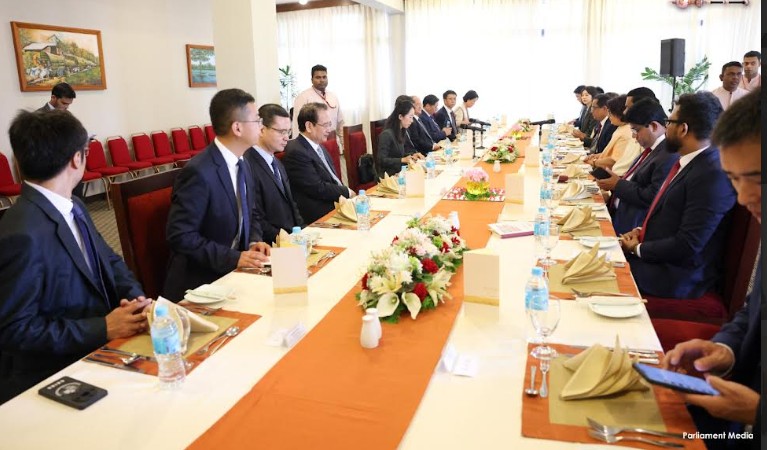 චීනයේ ඉහළ පෙළේ නියෝජිත පිරිසක් කථානායකවරයා හමුවෙති