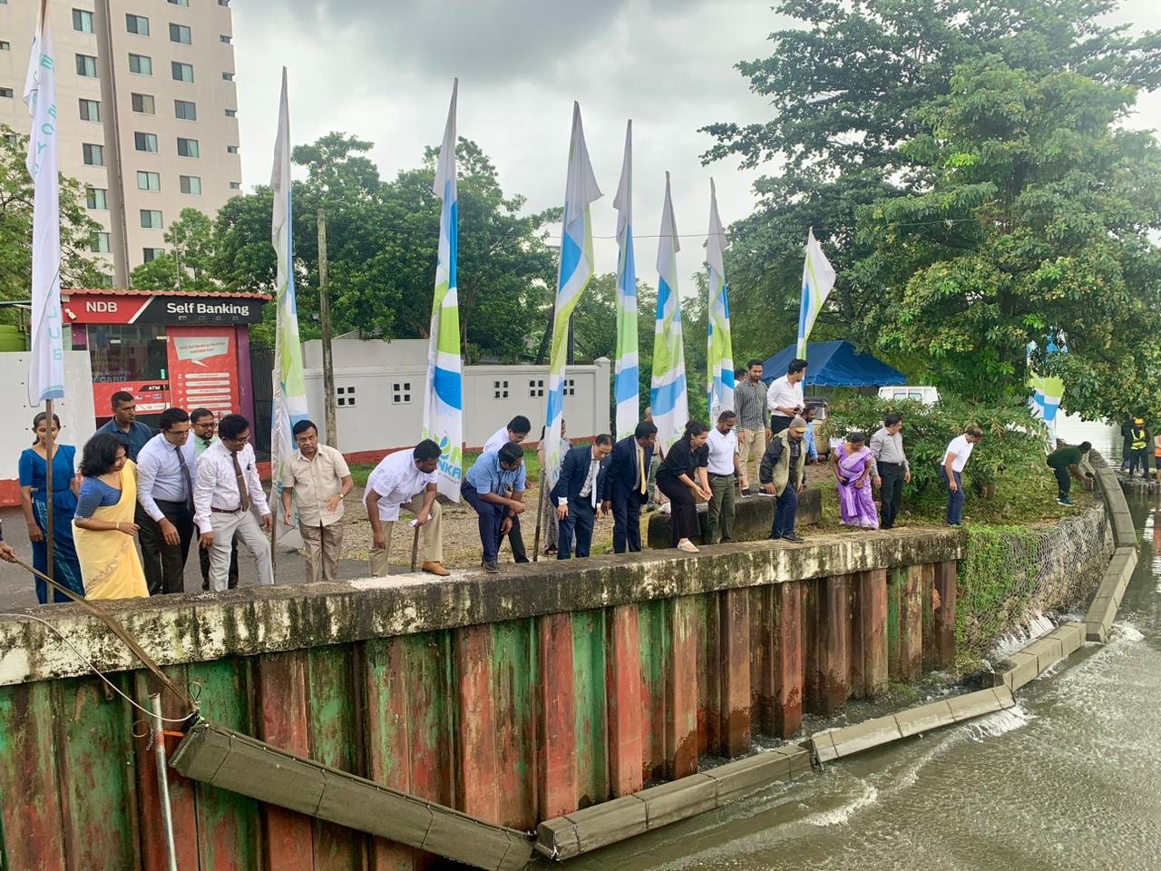 කොළඹ ප්‍රධාන ඇළ මාර්ගවල ප්ලාස්ටික් අපද්‍රව්‍ය රඳවා ගැනීම සඳහා නියමු වැඩසටහනක් ඇරඹේ