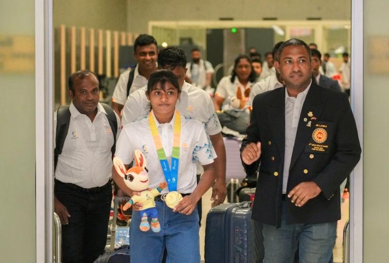 වෙරළ ක්‍රීඩා උළෙලේදී රන් පදක්කම දිනාගත් නිපුණී වාසනා දිවයිනට 