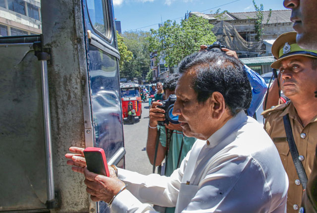 ප්‍රකාශයක් දෙන්න අල්ලස් කොමිසමට පැමිණි රාජීත නැවතත් බන්ධනාගාරයට