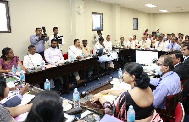 සිලි සිලි බෑග් ගැන ආංශික අධීක්ෂණ කාරක සභාවෙන් පරිසර අමාත්‍යාංශයට යෝජනාවක්