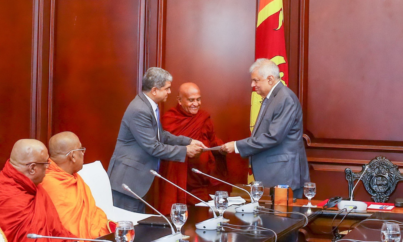 “හිමාලයා ප්‍රකාශනය” ජනපතිට පිළිගන්වයි
