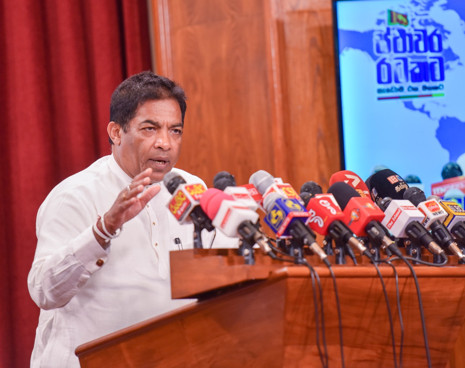 දේශපාලනයට පෙර රට ගැන සිතා රනිල් වික්‍රමසිංහ මහතාට සහාය 
