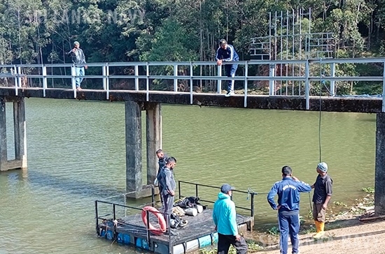 බෝඹුරුඇල්ල ජලාශයේ අක්‍රීය සොරොව් දොරටුව ක්‍රියාකාරී තත්වයට පත්කිරීමට නාවික හමුදා කිමිදුම් සහය