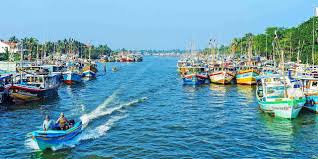 මත්ද්‍රව්‍ය තොගයක් ප්‍රවාහනය කරන බවට සැකකෙරෙන බහුදින ධීවර යාත්‍රාවක් සමඟ සැකකරුවන්