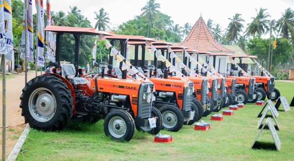 හලාවත වැවිලි සමාගමෙන් ට්‍රැක්ටර් රථ 10 ක් සහ යතුරුපැදි 10 ක් බෙදා දෙයි