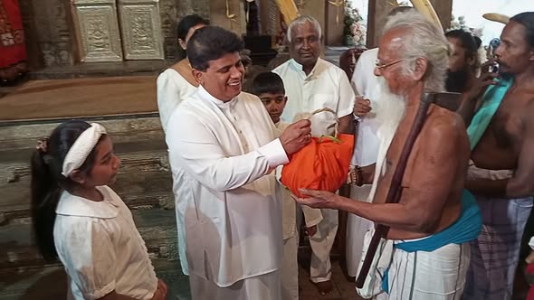 ආදිවාසී ජනතාව ශ්‍රී දන්ත ධාතූන් වහන්සේ උදෙසා චාරිත්‍රානුකූවල මී පැණි පූජා කරයි 