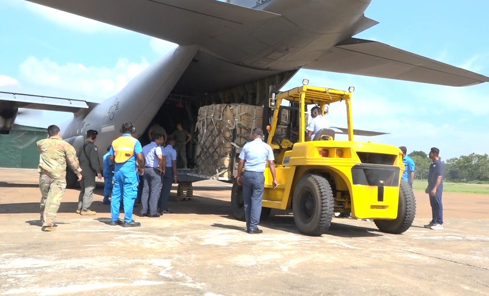 මෙරටට ඊයේ (07) පැමිණි ඇමෙරිකානු ගුවන් හමුදාවේ (C-130) යානා සහ එහි පැමිනි කණ්ඩායම් අවතැන්වූ ජනතාවට අවශ්‍ය භාන්ඩ බෙදා දීම අද (08) ආරම්භ කළ අතර එම භාණ්ඩ රැගෙන අද කටුනායක ගුවන් හමුදා කඳවුරේ සිට පලාලි,අනුරාධපුරය සහ අම්පාර යන කඳවුරුවලට ප්‍රවාහනය කෙරිණි.