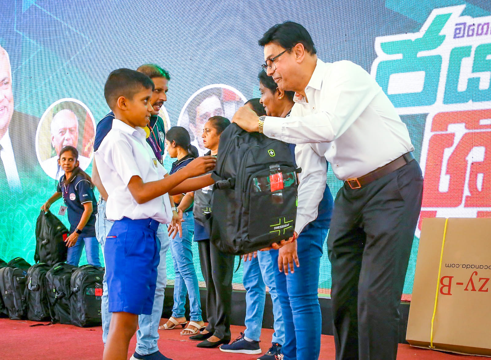 කුරුණෑගල විගමනික ශ්‍රමිකයන්ගේ දූ දරුවන්ට රු.මි. 7කට වැඩි ශිෂ්‍යත්ව