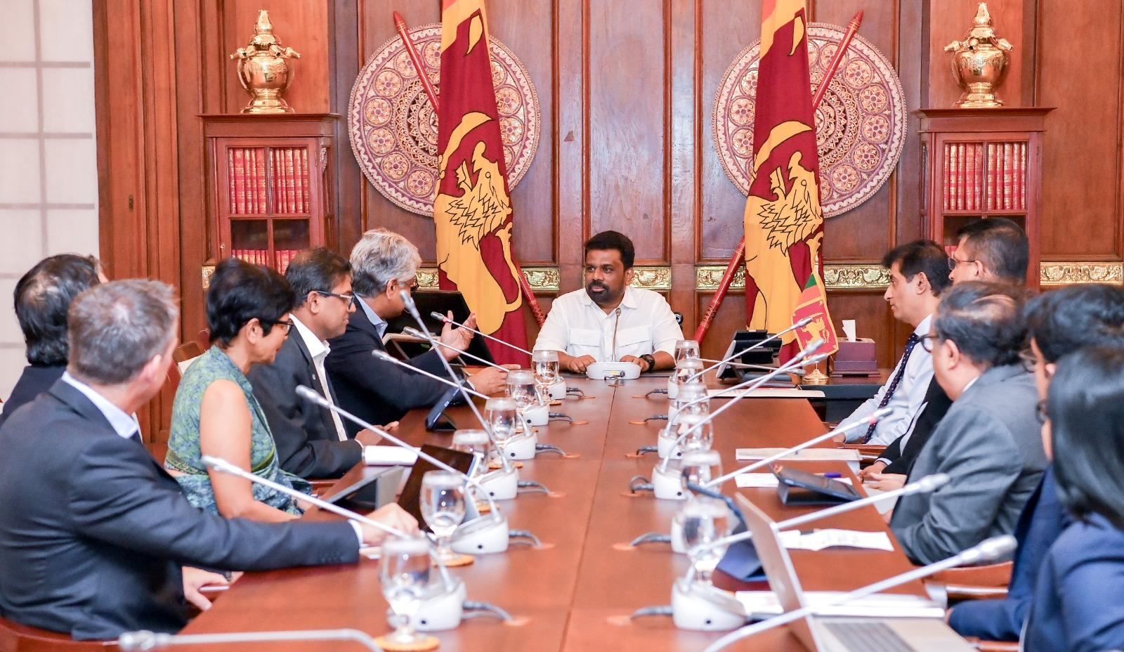 President Meets New Board of the Ceylon Chamber of Commerce