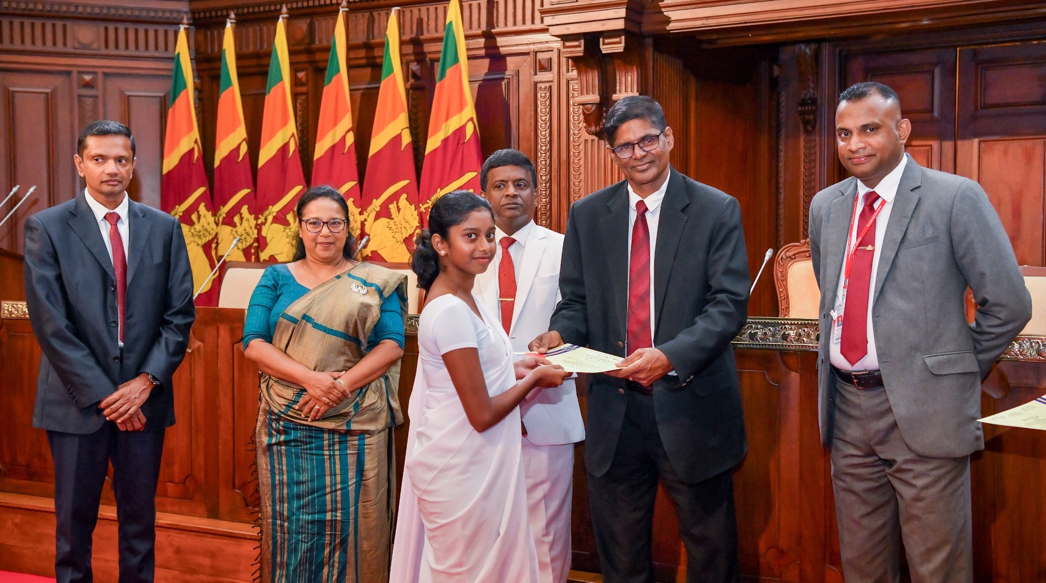 නුගේගොඩ මහාමායා බාලිකා විද්‍යාලයේ ශිෂ්‍ය පාර්ලිමේන්තු මංගල සභාවාරය ජනාධිපති කාර්යාලයීය පැරණි පාර්ලිමේන්තු සභා ගර්භයේ දී