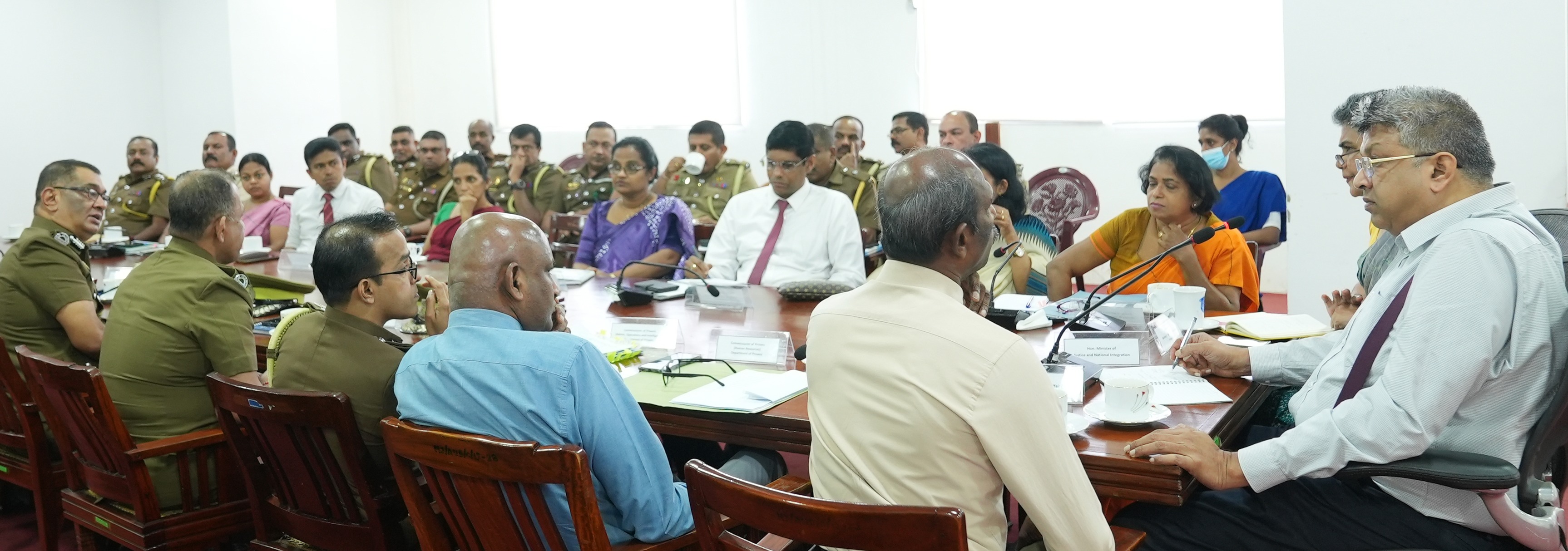 දිවයිනේ සියලුම බන්ධනාගාර අධිකාරිවරුන් කොළඹට ගෙන්වයි 