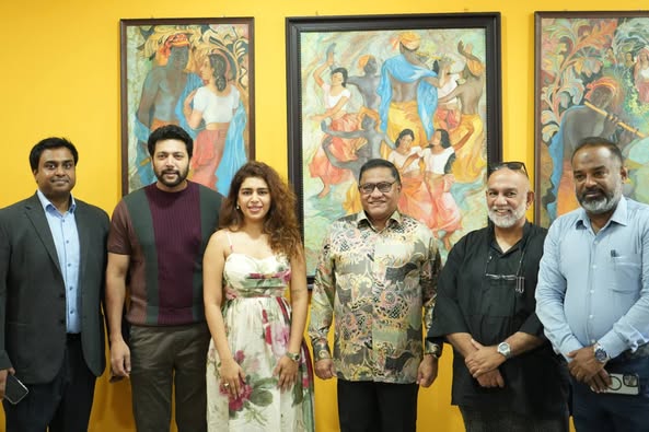 විදේශ ඇමැති සහ ඉන්දීය නළුවෙකු හා නිෂ්පාදකවරයෙකු වන රවි මෝහන් සහ ගායිකාවක් අතර හමුවක් 