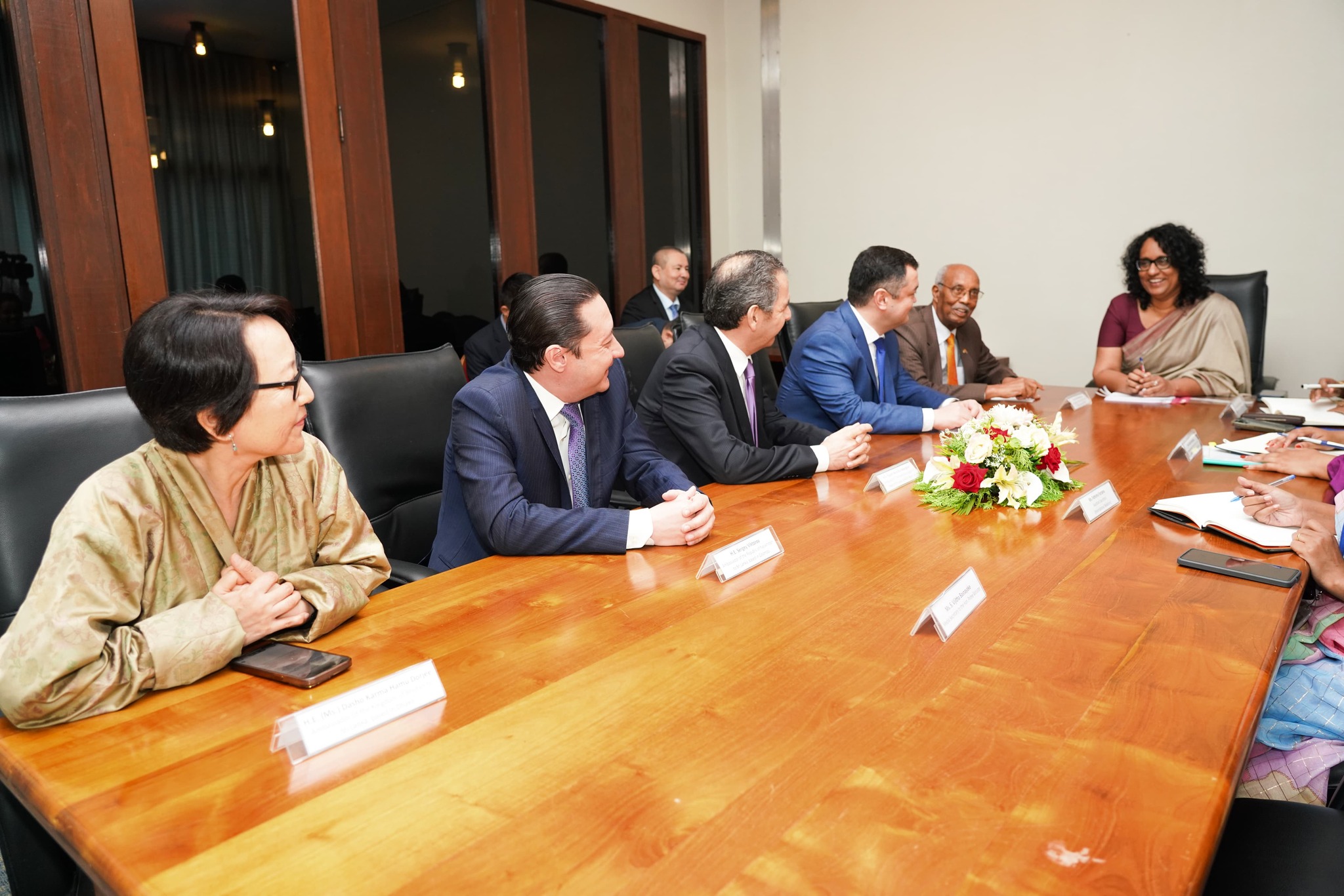 රටවල් කිහිපයක තානාපතිවරුන් හා අග්‍රාමාත්‍යවරිය අතර රාජ්‍යතාන්ත්‍රික හමුවක්