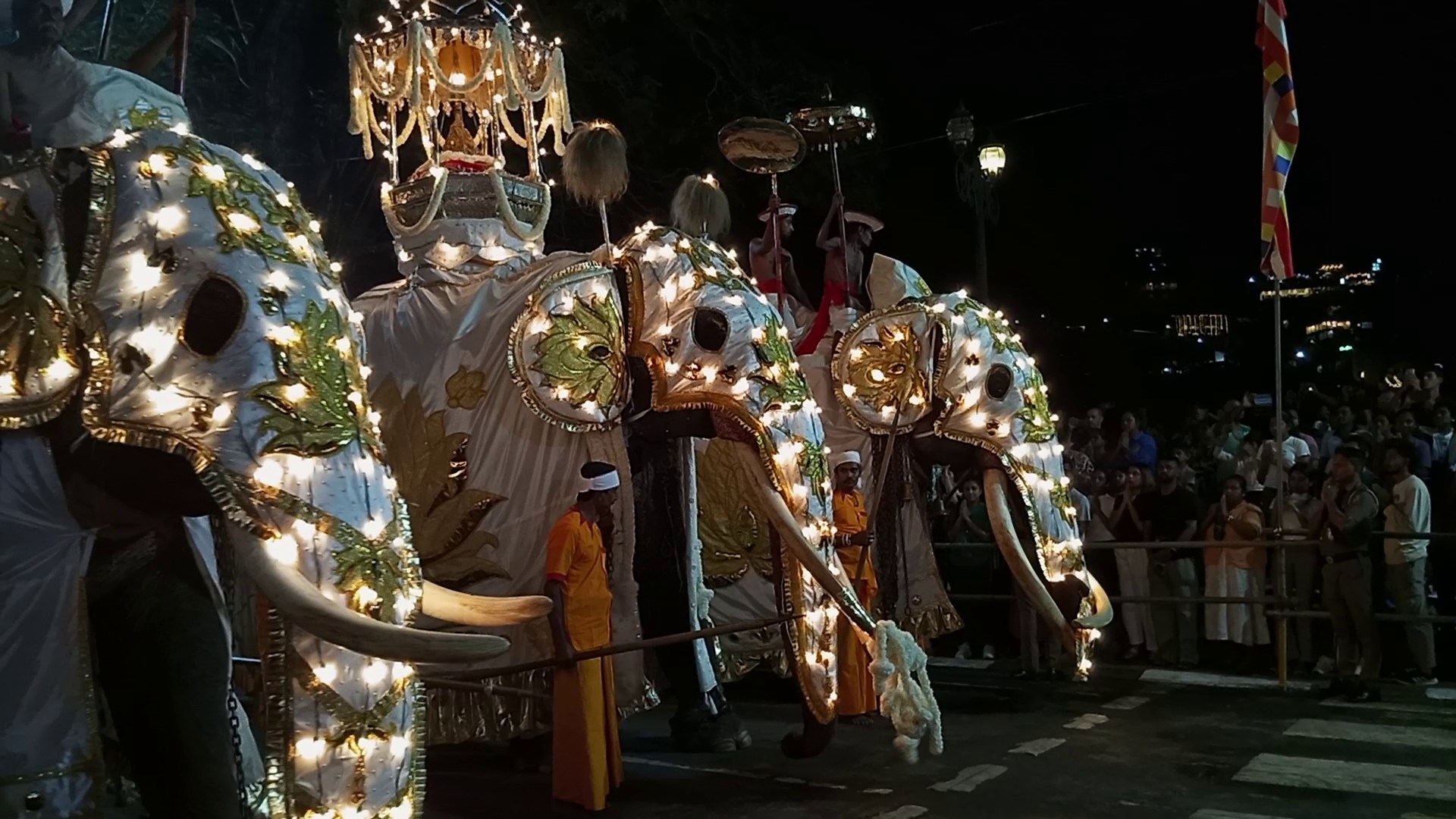 ඇසළ පෙරහැර මංගල්‍යෙය් තෙවන කුඹල් පෙරහැර අද රාත්‍රී වීදි සංචාරයට