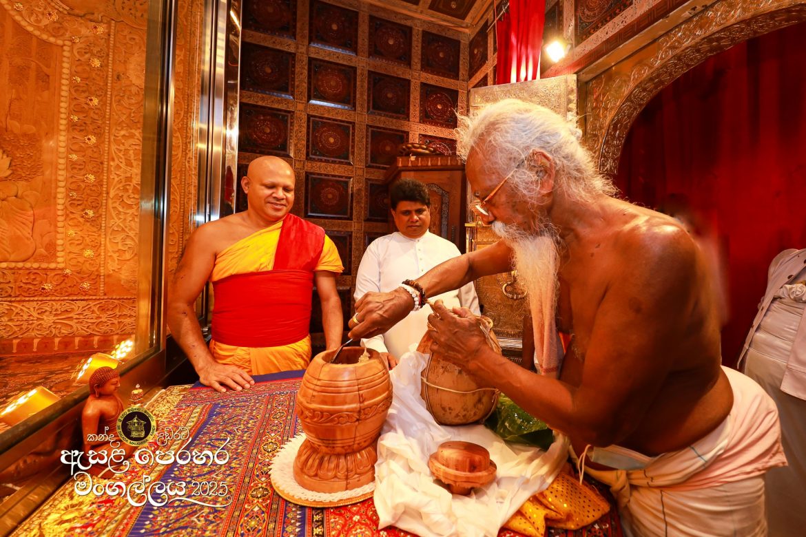 පෞරාණික සිරිතට වන්නිල ඇත්තෝ දළදා වහන්සේට මී පැණි පූජා කරති 