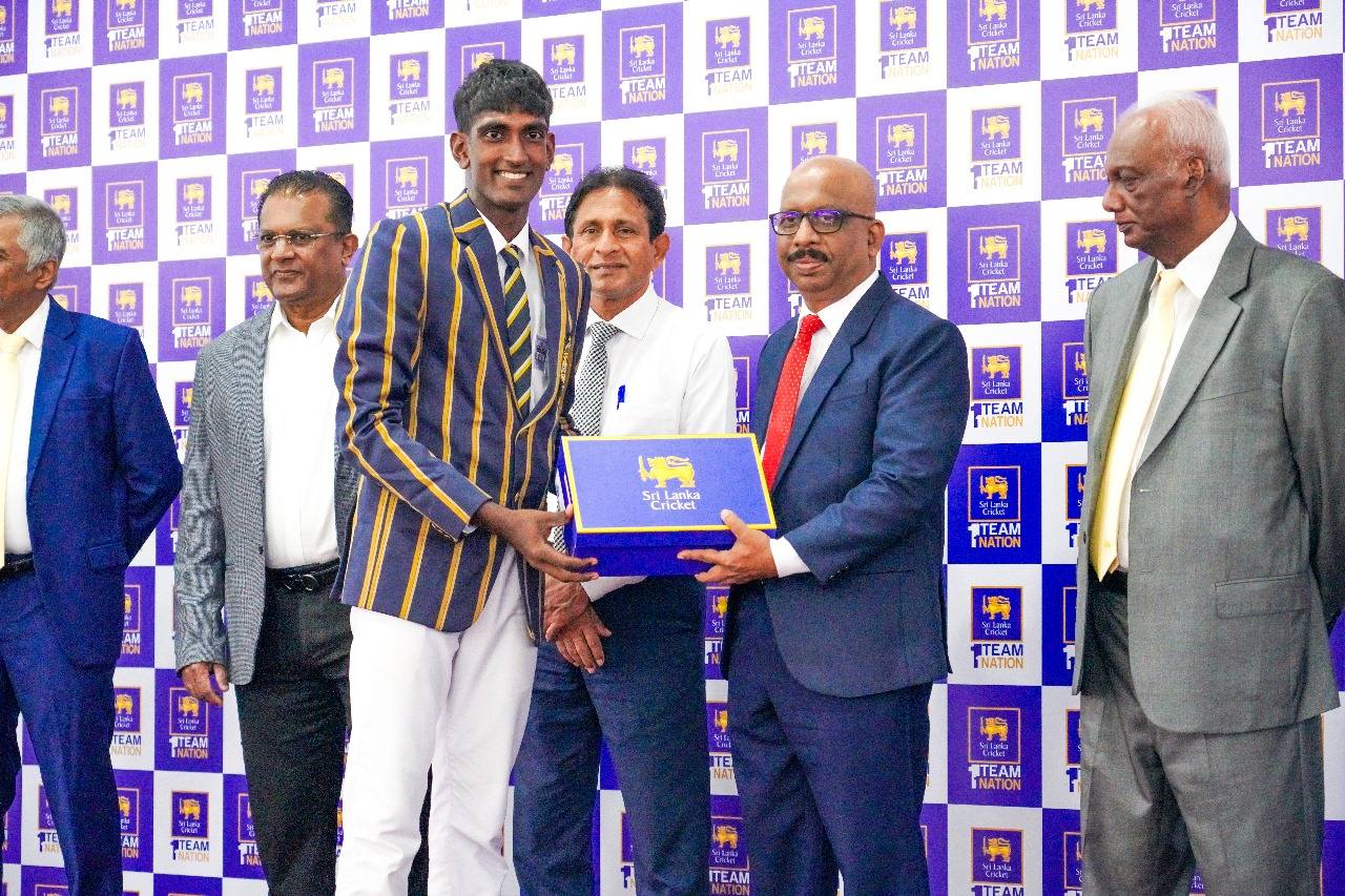  'ජාතික ගමන් මග' වැඩසටහන යටතේ කනිෂ්ඨ පාසල් 690 ක් සඳහා ක්‍රිකට් උපකරණ කට්ටල බෙදා දෙයි
