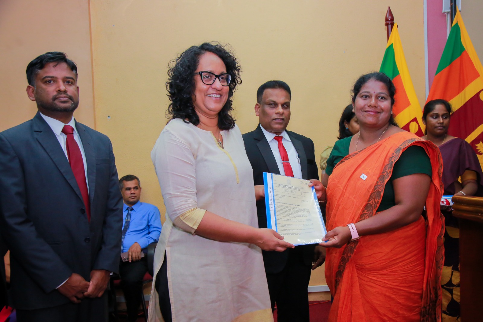 රටේ පරිවර්තනයේ වගකීම දේශපාලන නායකත්වයට මෙන්ම, රාජ්‍ය සේවයට නායකත්වය දෙන්නන්ට ද තිබෙනවා - අගමැතිනී  
