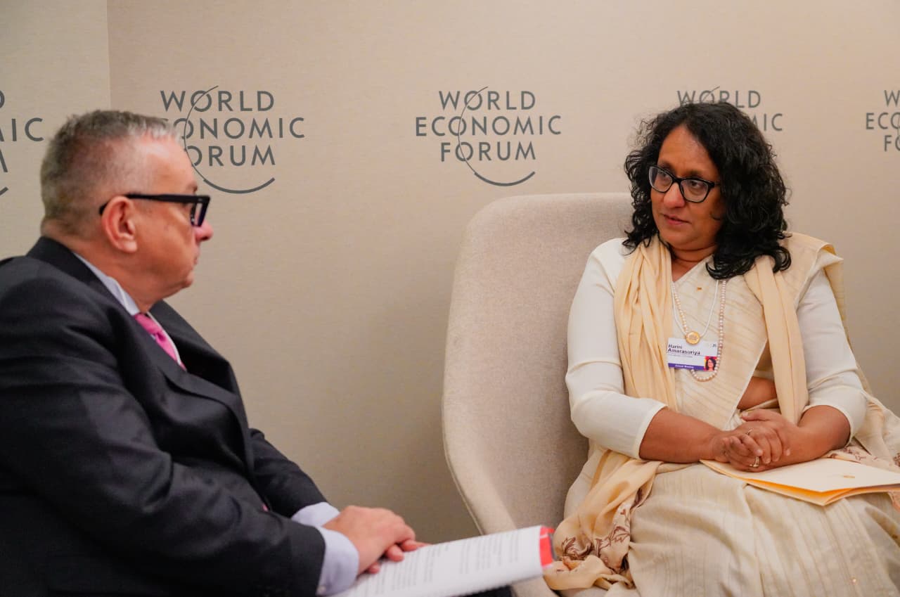 අගමැතිනිය  ලෝක ආර්ථික සමුළුවේ ඉහළ පෙළ නියෝජිතයින් සමඟ ද්විපාර්ශ්වික සාකච්ඡාවල නිරත වෙයි