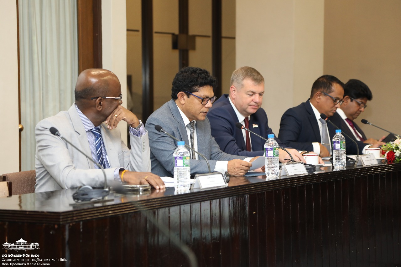 දසවැනි පාර්ලිමේන්තුව සඳහා පාර්ලිමේන්තු මිත්‍රත්ව සංගම් දෙකක් ස්ථාපිත කෙරේ