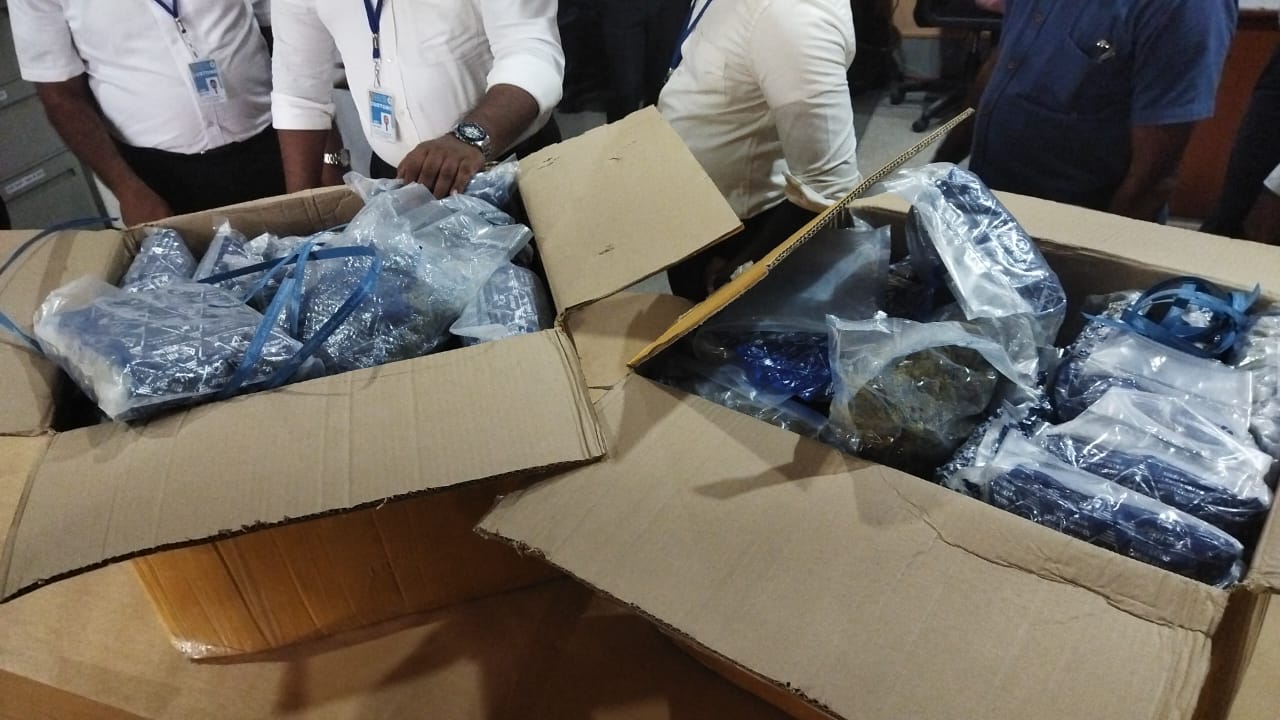 හෙරොයින් සහ අයිස් මත්ද්‍රව්‍ය කිලෝග්‍රෑම් 376 ට අධික තොගයක් රැගත් බහුදින ධීවර යාත්‍රාවක් සමඟ සැකකරුවන් 06ක් නාවික හමුදා භාරයට