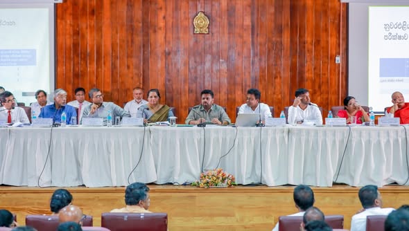 නුවරඑළිය ජනතාව භාවිතා කරන වතු ආශ්‍රිත මාර්ග රජයට පවරාගෙන සංවර්ධනය කරන්න – ජනපති