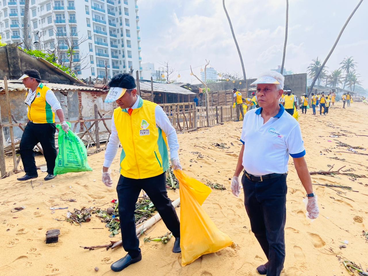 ව්‍යසනය හේතුවෙන් දුෂණයට ලක්වූ වෙරළ තීරයන් කඩිනමින් පිරිසිදු කෙරේ