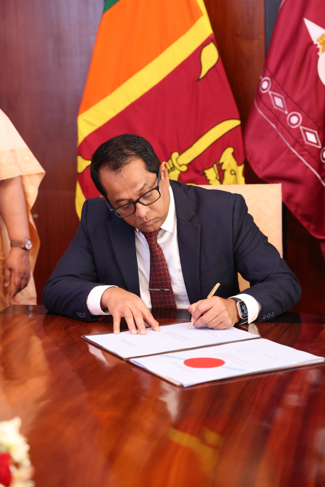 පනත් කෙටුම්පත් තුනක් සඳහා කථානායකවරයා සිය සහතිකය සටහන් කරයි