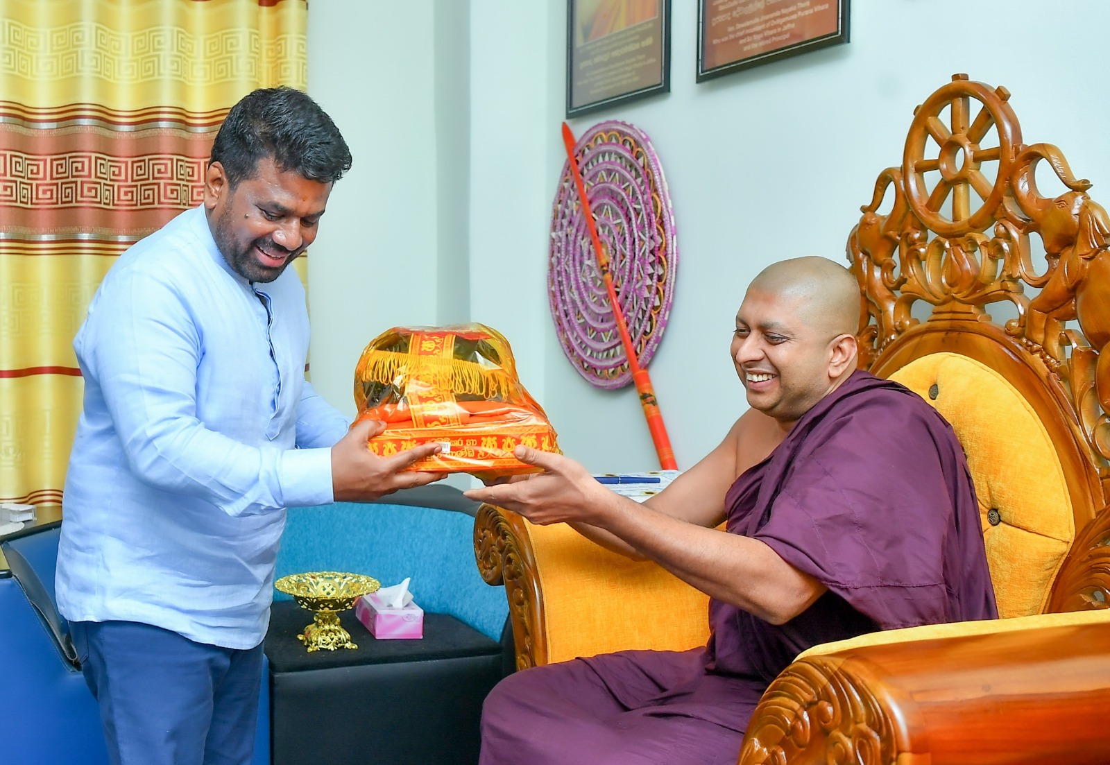 ජනපති නාග විහාරාධිපතින් වහන්සේ බැහැදැක සුවදුක් විමසයි 