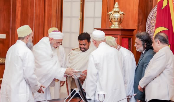 බෝරා ප්‍රජාවේ නායක සහ ජනපති අතර හමුවක්