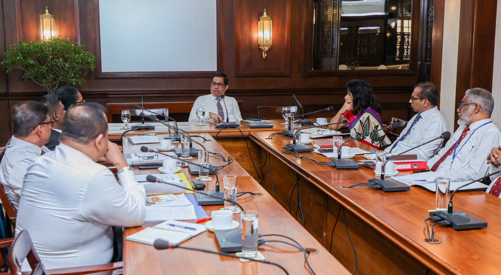 රජයේ ආදායම් රැස්කරන ආයතනවල සුපිළිපන්නභාවය වෙනුවෙන් ගෙන ඇති පියවර සමාලෝචනය කෙරේ