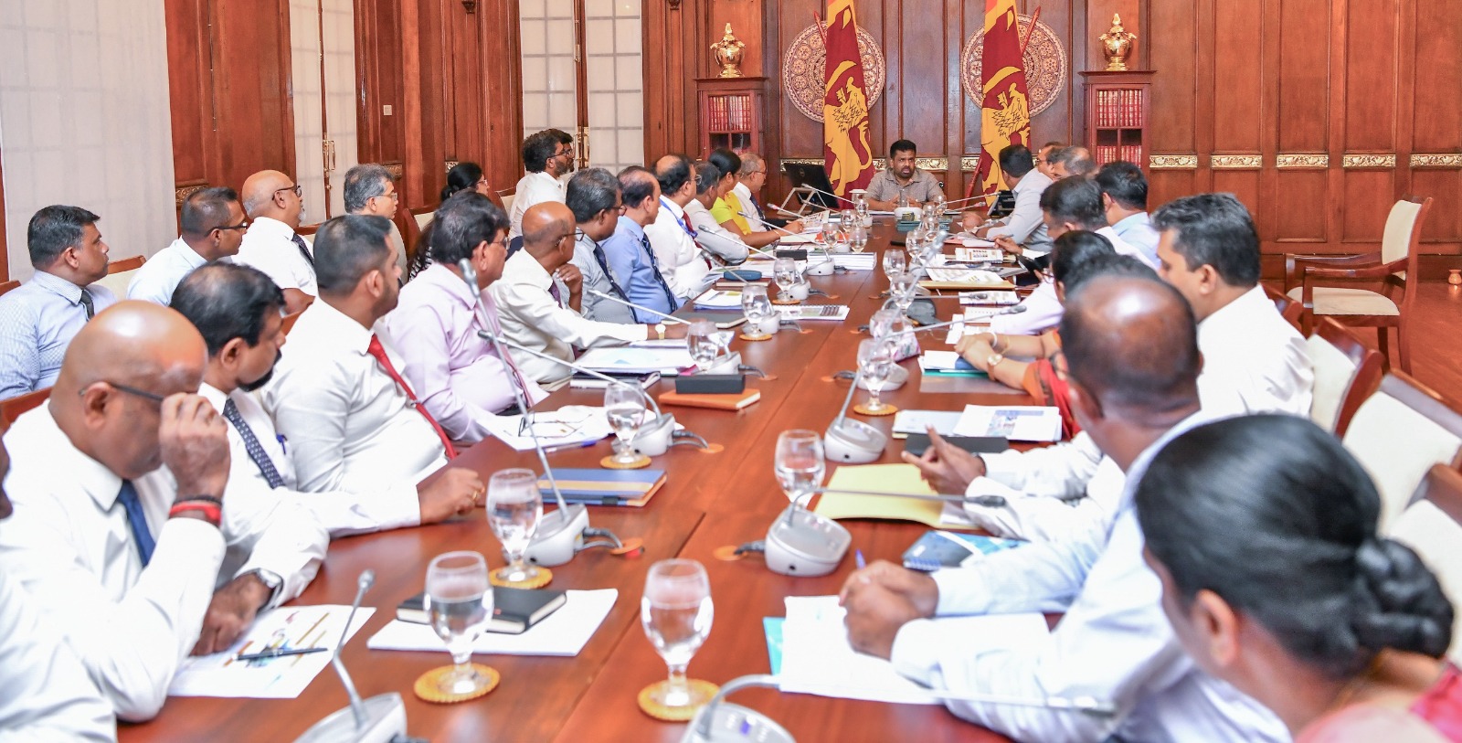 ජනපති සහ නාගරික සංවර්ධන අධිකාරියේ නිලධාරීන් අතර හමුවක්
