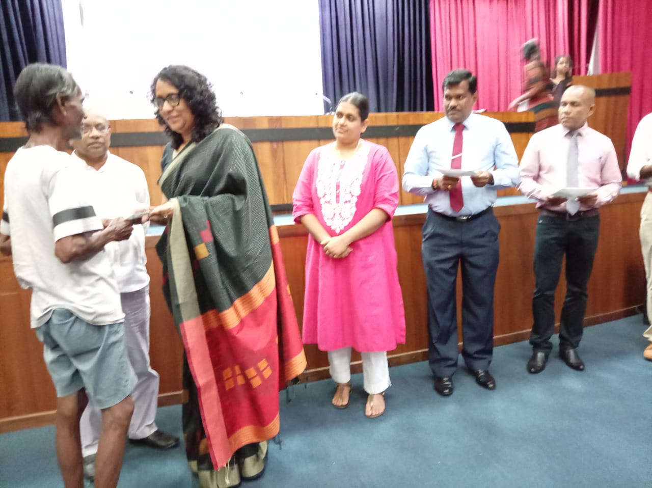 නිවාස පිරිසිදු කිරීමට රජයේ ලබා දෙන රු.25000ක මුල්‍යාධාර ලබා දීම ඇරමේ 