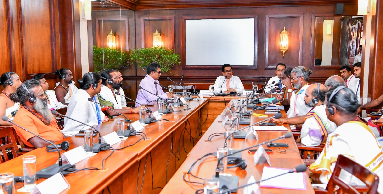 ශ්‍රී ලංකා කඳුරට හින්දු පූජක සංවිධානයේ පූජකවරු සහ ජනාධිපති ලේකම් අතර හමුවක්