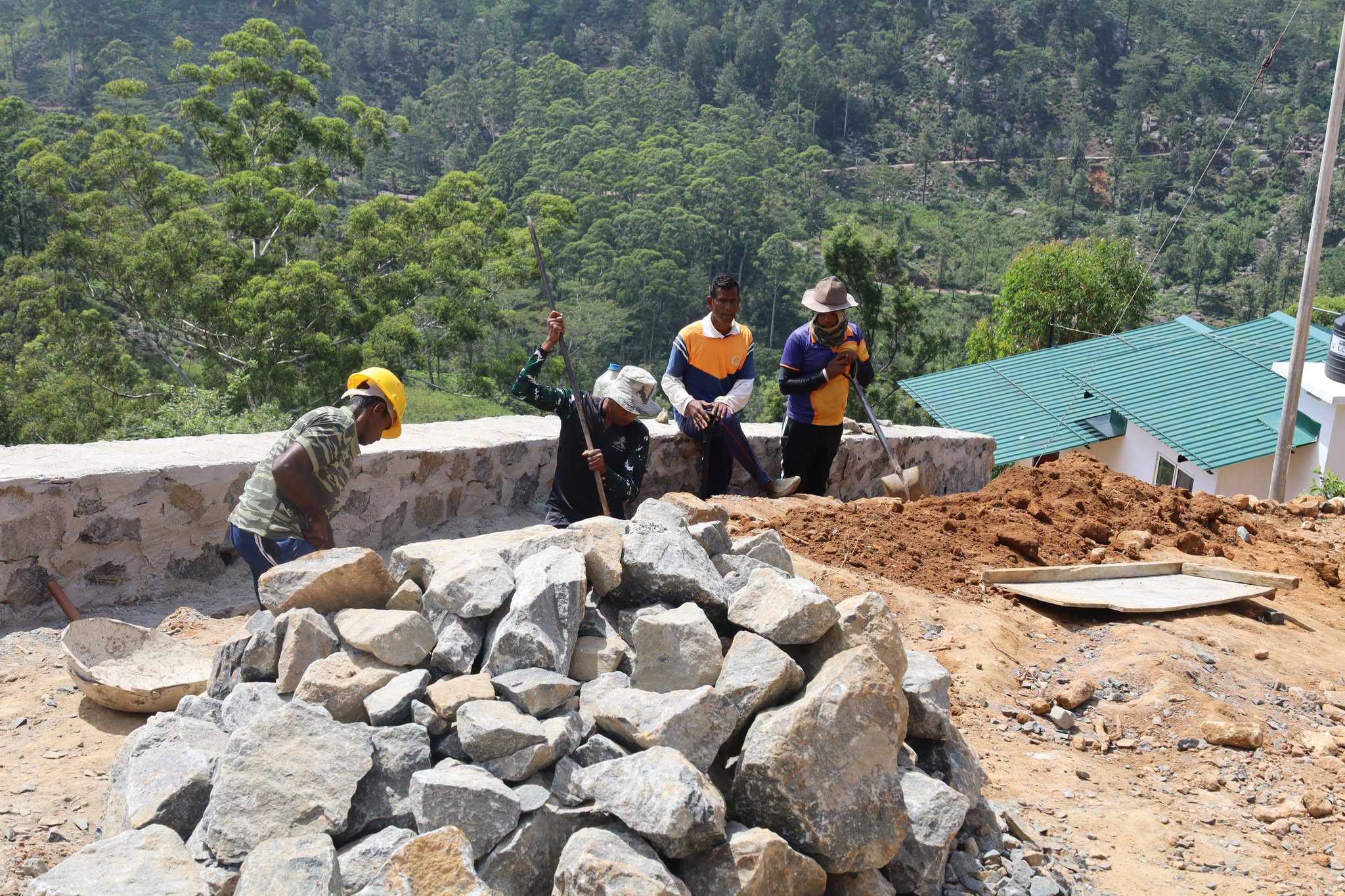 පූනාගල, කබරගල වතුයායේ නායයෑම්වලින් විනාශ වූ ජනතාවට නිවාස ලබාදීමේ ව්‍යාපෘතියට රුපියල් ලක්ෂ 2000ක්