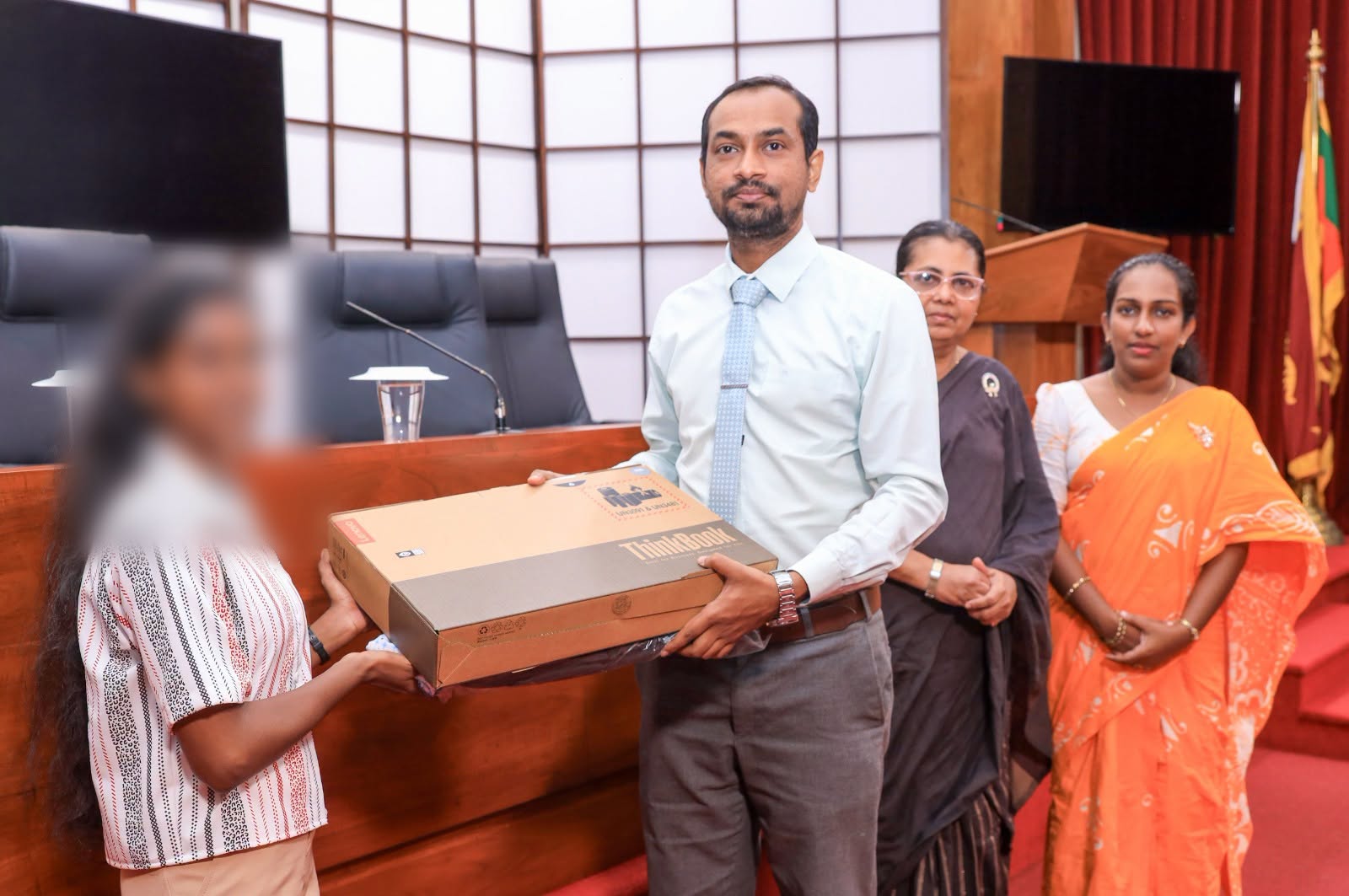 විශ්වවිද්‍යාල සිසුන්ට ජනාධිපති අරමුදලින් අධ්‍යාපනික උපකරණ   