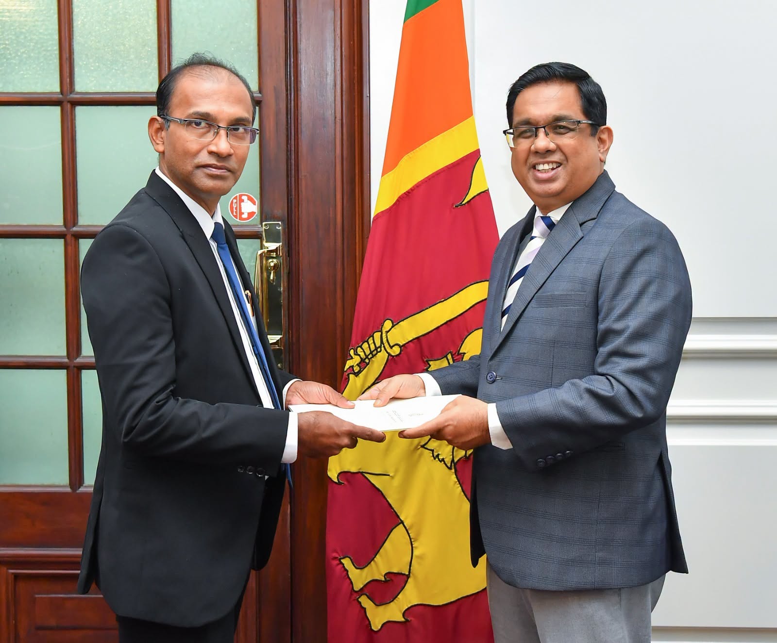 වැටුප් සහ විශ්‍රාම වැටුප් කොමිෂන් සභාවේ සාමාජිකයන්ට පත්වීම් ලිපි ප්‍රදානය කෙරේ