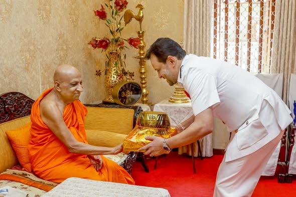 නව නාවික හමුදාධිපති අස්ගිරි හා මල්වතු මහානායක හිමිවරුන් බැහැදැක ශ්‍රී දළදා සමිඳුන් වැඳපුදා ආශිර්වාද ලබයි