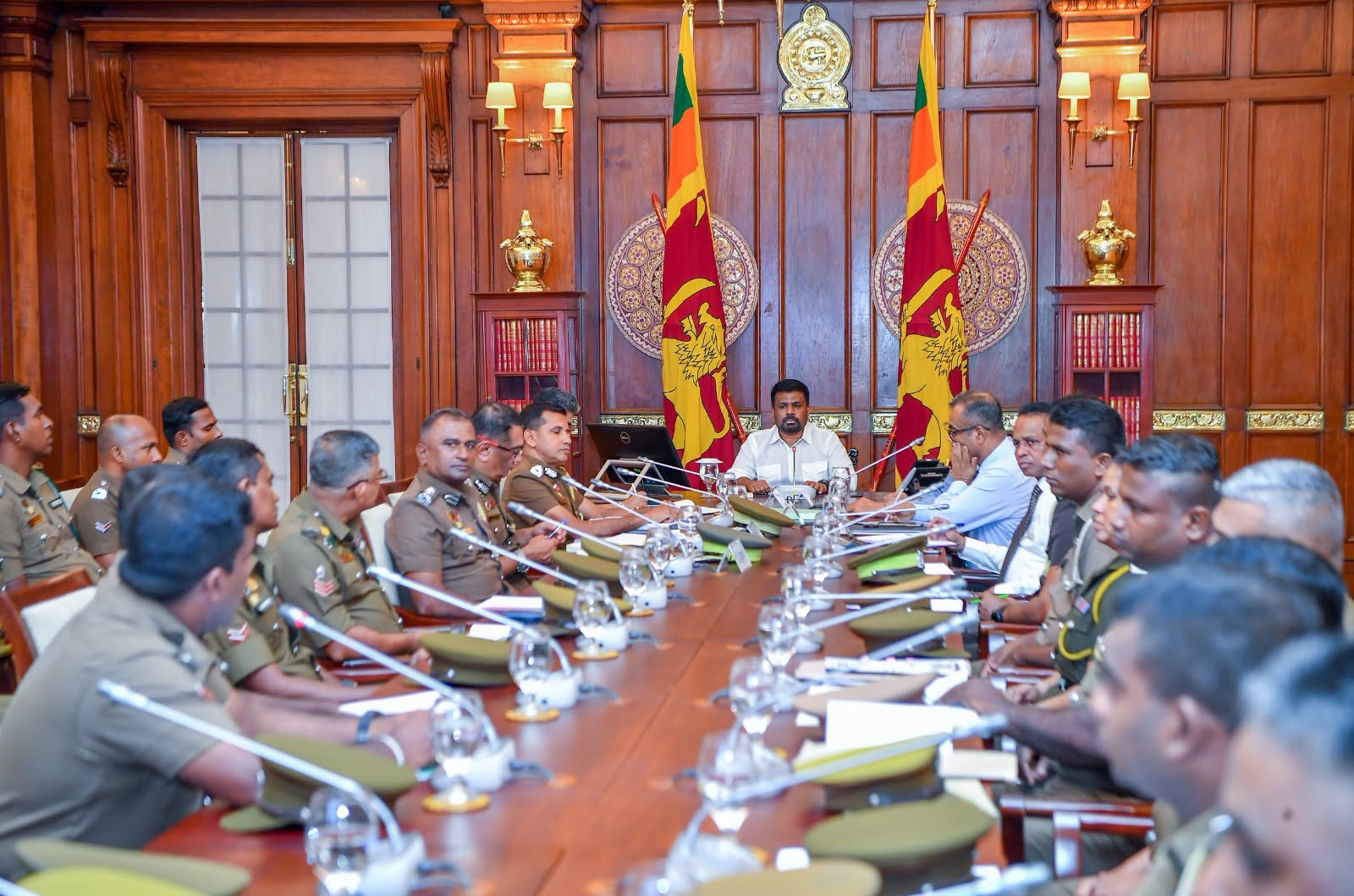 ජනපති සහ බන්ධනාගාර දෙපාර්තමේන්තුවේ නිලධාරීන් අතර හමුවක්