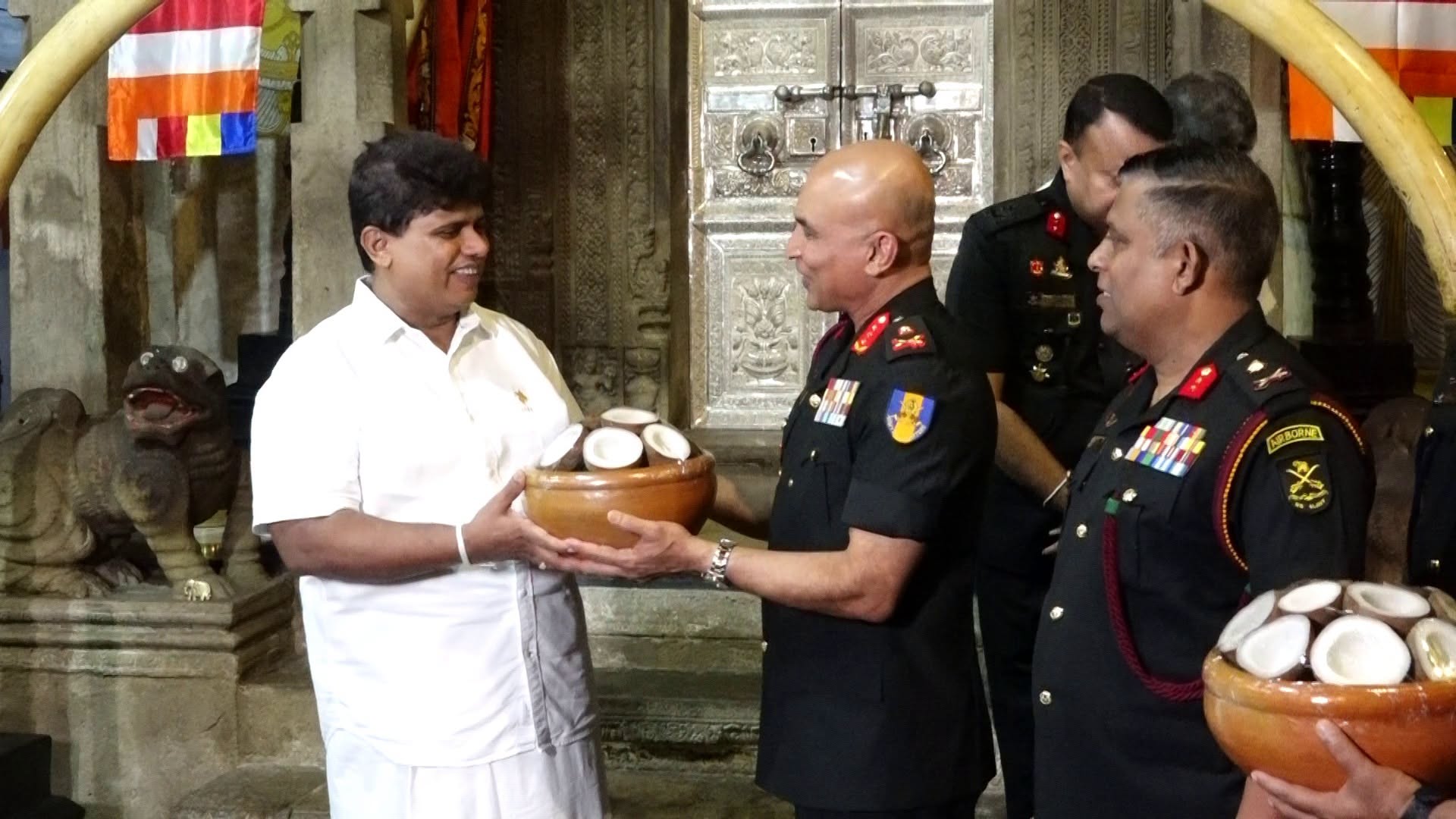ඇසළ පෙරහැරට සමගාමීව ශ්‍රී දළදා මාලිගාවේ වාර්ෂික කොප්පරා පූජාව යුද හමුදාවේ මෙහෙයවීමෙන්