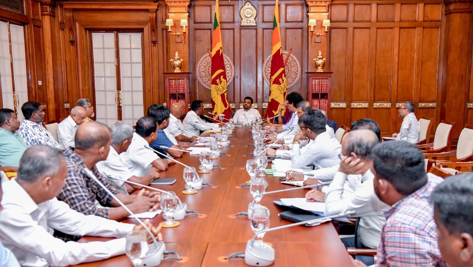 ජනපති සහ සුළු හා මධ්‍ය පරිමාණ වී මෝල් හිමියන් අතර හමුවක්
