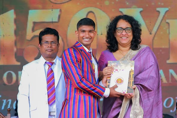 අනාගත නායකයින් බිහි කරන ඉගෙනුම් පරිසරයක් නිර්මාණය කිරීම රජයේ අරමුණයි - අගමැතිනිය